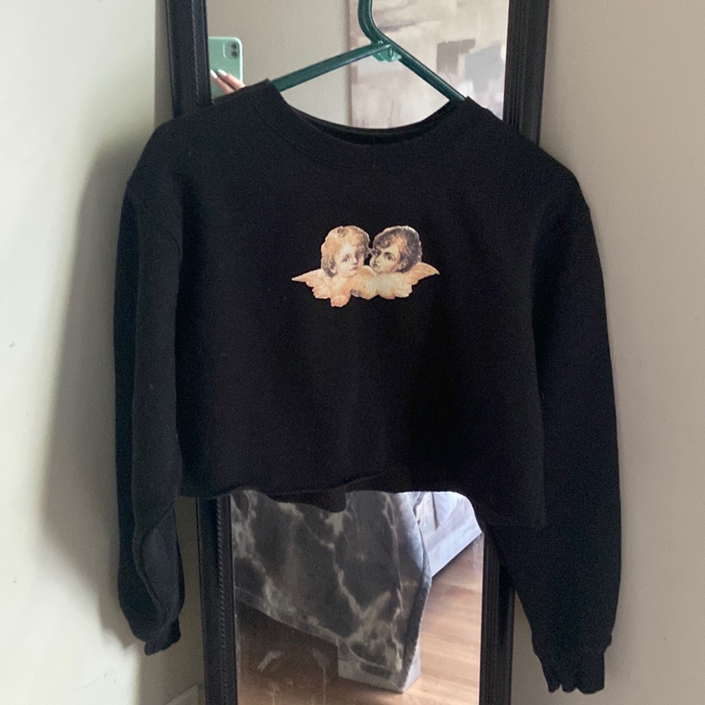 This angel cropped sweatshirt is super cute and very soft and comfortable!